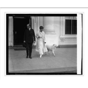   Coolidge acknowledge greetings from crowd, [11/5/24]