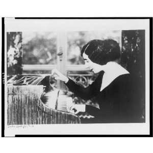 Wanda Landowska, 1920s, at harpsichord by Lipnilzki 