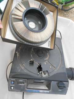 Kodak CAROUSEL 4600 35mm projector with one 140 Slide Rotary Carousel 