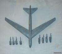 BOEING~B 52~METAL~MODEL~ AIRPLANE with ENGINES~STRATOFORTRESS~DESK 