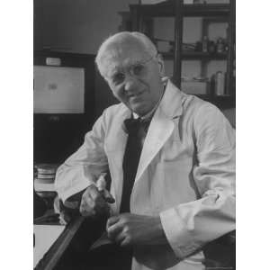  Portrait of Bacteriologist Alexander Fleming at Work 